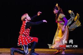 英文搞笑话剧,Laughter Unleashed: A Gag-Filled Summary of the Hilarious English Comedy Play